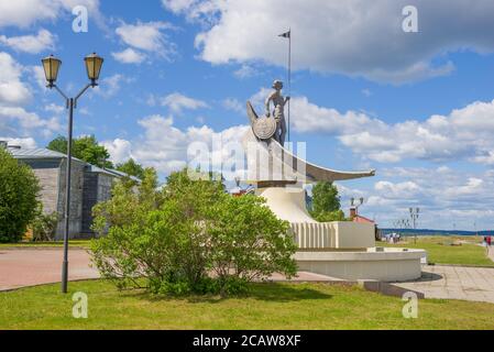 PETROSAWODSK, RUSSLAND - 12. JUNI 2020: Blick auf die Onango-Skulptur (Geburt Petrosawodsks) an einem warmen Junitag. Petrosawodsk, Karelien Stockfoto