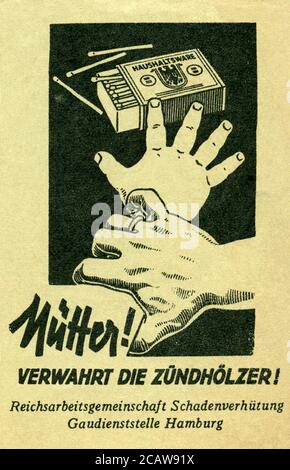 Europa, Deutschland, Hamburg, Zeit des 2. Weltkrieges, Rückseite der Lebensmittelkarte für Eier, gültig vom 29. Mai bis 17. September 1944 , Größe 6,5 cm x 10,5 cm , Zeichnung zeigt Streichhölzer und Hände und dem Text : ' mütter ! Verfahrt die Zündhölzer ! ' , herausgegeben von der Reichsgemeinschaft Schadenverhütung Gaudientstelle Hamburg, Motiv darf nur für journalistische oder wissenschaftliche Zwecke genutzt werden, Rechte werden nicht vertreten. / Europa, Deutschland, Hamburg, Zeit des 2. Weltkrieges, Rationsmarken für Eier, gültig zwischen 29. 05. 1944 bis 17. 09. 1944, Größe 6,5 cm x 10,5 Stockfoto