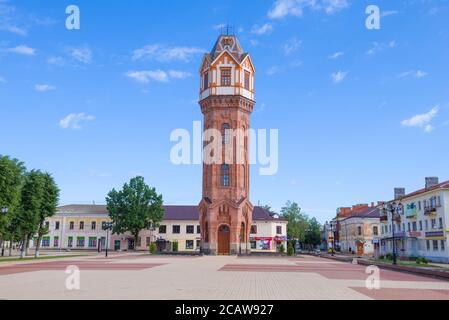 STARAYA RUSSA, RUSSLAND - 04. JULI 2020: Blick auf den alten Wasserturm auf dem zentralen Platz von Staraya Russa an einem Julimorgen Stockfoto