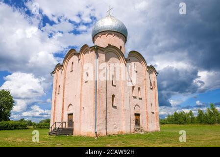 Die alte Kirche des Erlösers auf Nereditsa Nahaufnahme unter einem wolkigen Himmel. Umgebung von Weliki Nowgorod, Russland Stockfoto