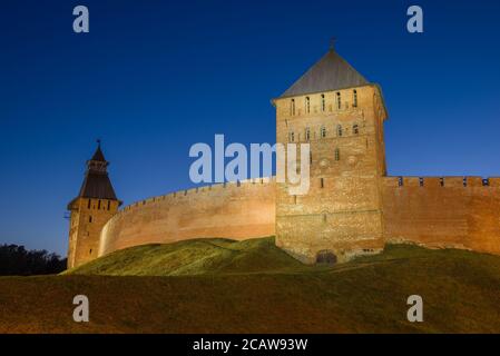 Türme und Mauern des Kremls von Weliki Nowgorod in einer Julinacht. Russland Stockfoto