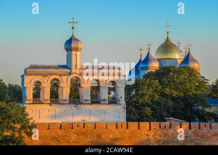 Der Glockenturm der Hagia Sophia in der Nähe am frühen Julimorgen. Kreml von Weliki Nowgorod, Russland Stockfoto