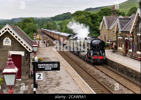 Dampfspecial "The Dalesman" fährt auf der Eisenbahnlinie Settle-Carlisle in Richtung Süden durch Settle Station, 4. August 2020. Lok ist 'British India Line'. Stockfoto