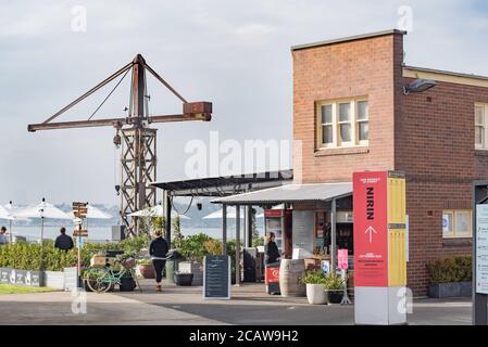 Ein altes Verwaltungsgebäude auf Cockatoo Island im Hafen von Sydney Ist jetzt als Café-Restaurant für Touristen und Tagesbesucher in Australien Stockfoto