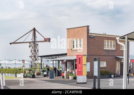 Ein altes Verwaltungsgebäude auf Cockatoo Island im Hafen von Sydney Ist jetzt als Café-Restaurant für Touristen und Tagesbesucher in Australien Stockfoto