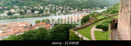 Luftaufnahme vom Schloss Heidelberg auf die Altstadt, den Neckar und die Theodor-Heuss-Brücke. Heidelberg, Deutschland. Stockfoto