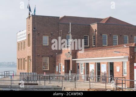 Das alte Eingangstor und Verwaltungsgebäude im Norden östliche Ecke des Cockatoo Island Dockyard im Hafen von Sydney Ein nebliger Wintermorgen Stockfoto