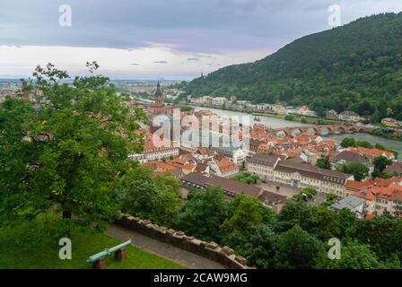 Luftaufnahme vom Schloss Heidelberg auf die Altstadt, die Heilig-Geist-Kirche, den Neckar und die Alte Brücke. Heidelberg, Deutschland. Stockfoto