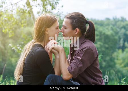 Ein Mann mit asiatischem Aussehen umarmt eine junge Frau mit europäischem Aussehen. Internationale Liebe zu heterosexuellen Menschen. Stockfoto