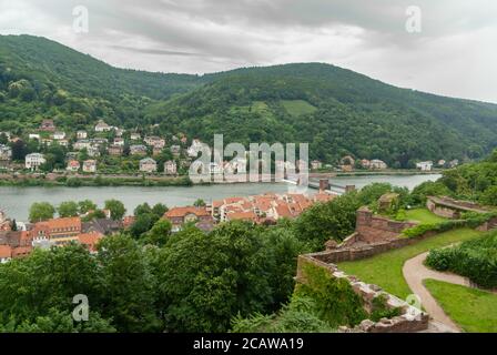 Luftaufnahme auf die Theodor-Heuss-Brücke und den Neckar, vom Schloss Heidelberg. Heidelberg, Deutschland. Stockfoto