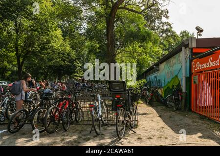 Schlange vor dem Strandbad Lübars Seestrand im Berliner Stadtteil Reinickendorf an einem heißen Sommertag während der Coronavirus-Krise in Deutschland. Stockfoto