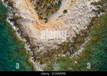 Adriaküste in Kroatien, Insel Dugi otok. Felsiger Kap und Meeresoberfläche, Drone Draufsicht. Stockfoto