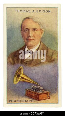 Eine alte Zigarettenkarte (c. 1929) mit einem Porträt von Thomas Alva Edison (1847–1931) und einer Illustration seines Phonographen. Edison war ein amerikanischer Erfinder und Geschäftsmann, der als Amerikas 'größter Erfinder' beschrieben wurde. Er entwickelte viele Geräte in den Bereichen. Die Erfindung, die ihn zum ersten Mal auffiel, war der Phonograph im Jahre 1877. Das war so unerwartet von der Öffentlichkeit, dass es fast magisch schien. Sein erster Phonograph wurde auf einem gerillten Zylinder auf einem Tonträger aufgenommen. Trotz seiner schlechten Klangqualität und Aufnahmen, die nur ein paar Mal abgespielt werden konnten, machte das Gerät Edison zu einem Berühmtheiten. Stockfoto