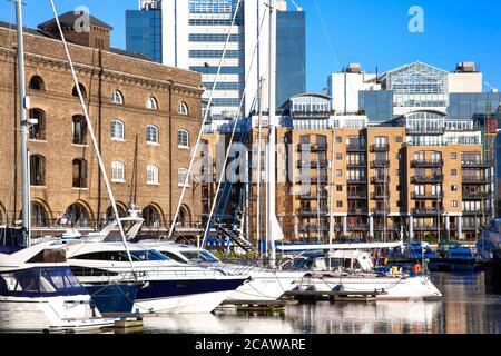 London, UK, January 9, 2011 : Luxus-Yacht-Boote und Segelschiffe, die in St Katherine Dock Marina an der Themse, die eine beliebte Reise de Stockfoto