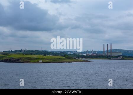 Die Küstenansicht von Port Larne, in Nordirland. An einem bewölkten Tag. Stockfoto