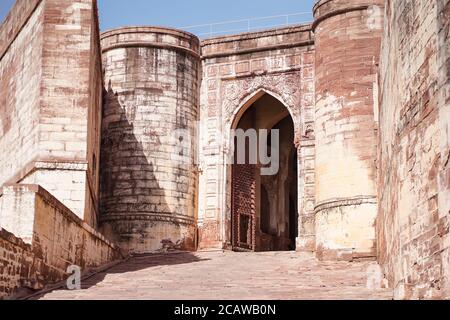 Jodhpur / Indien - 18. März 2020: Beeindruckende Mehrangarh Fort Wände Stockfoto