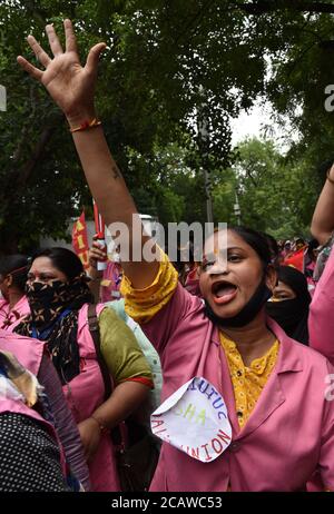 Gesundheitsarbeiter in Neu Delhi, Indien am Sonntag, 09. August 2020 fordern unbezahlte Löhne der letzten 5 Monate durch regiment. Akkreditierte Social Health Aktivisten (Asha) in Delhi sind derzeit in Pandemiemanagement-Arbeit, wie die Durchführung von Tür-zu-Tür-Umfragen, vor allem in den Eindämmungszonen, Aufhängen Plakate vor Covid-19 Patienten Häuser, halten Sie die Register auf Menschen in der Isolation zu Hause und die Versorgung mit Medikamenten vor ihrer Haustür. Foto: Sondeep Shankar Stockfoto