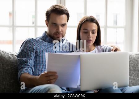 Serious junge verheiratete Familie Paar Bills Zahlungen online. Stockfoto