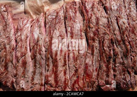 Traditionelle Grillsteak in Scheiben geschnitten Nahaufnahme Rindfleisch Bavette bereit zu essen, Stockfoto