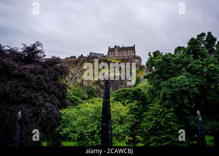 Blick auf das alte Edinburgh, Schottland an einem sonnigen Tag von Princes Street Gardens Stockfoto
