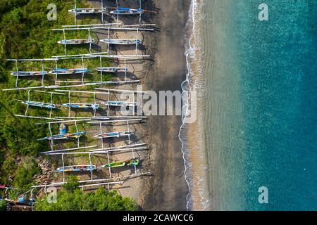 Luftaufnahme der tropischen Bucht mit Sandstrand, Boote. Dorf Amed, Bali. Stockfoto