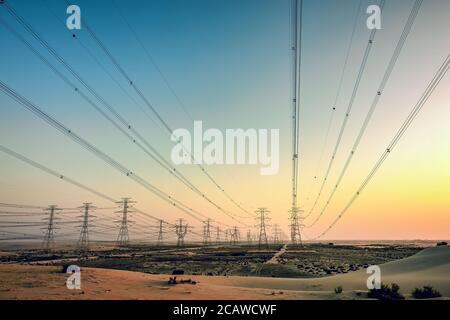 Hochspannungsturm bei Sonnenaufgang in der Nähe von Al Hofuf -Saudi-Arabien. Stockfoto