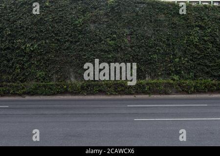 Straßenmauer Hintergrund, industrieller Hintergrund, leere Grunge städtische Straße mit Lagerhaus Ziegelmauer Stockfoto