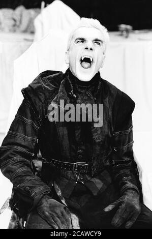 DRACULA Geschrieben von Chris Bond nach Bram Stoker Design: Billy Meall Beleuchtung: Jimmy Simmonds Daniel Day Lewis (Dracula) Half Moon Theatre, London E1 23/11/1984 (c) Donald Cooper Stockfoto