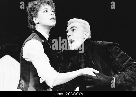 DRACULA geschrieben & Regie: Chris Bond nach Bram Stoker Design: Billy Meall Beleuchtung: Jimmy Simmonds Victoria Hardcastle (Dr. Tanya Van Helsing), Daniel Day Lewis (Dracula) Half Moon Theatre, London E1 23/11/1984 (c) Donald Cooper Stockfoto