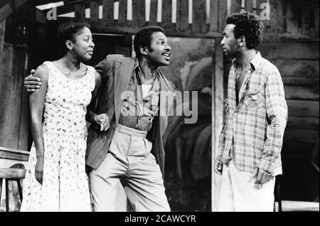 PLAYBOY OF THE WEST INDIES von Mustapha Matura Bühnenbild: Adrianne Lobel Kostüme: Angela Butterfield Beleuchtung: David Colmer Regie: Nicolas Kent l-r: Joan Ann Maynard (Peggy), Rudolph Walker (Mikey), Jim Findley (Ken) Oxford Playhouse Company / Tricycle Theatre, London NW6 21/02/1984 (c) Donald Cooper Stockfoto