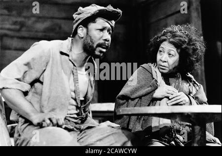 PLAYBOY OF THE WEST INDIES von Mustapha Matura Bühnenbild: Adrianne Lobel Kostüme: Angela Butterfield Beleuchtung: David Colmer Regie: Nicolas Kent T-Bone Wilson (Mac), Mona Hammond (Mama Benin) Oxford Playhouse Company / Tricycle Theatre, London NW6 21/02/1984 (c) Donald Cooper Stockfoto