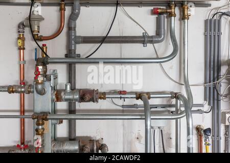 Nahaufnahme der Rohre und der Ventile der Zentralheizung System Stockfoto