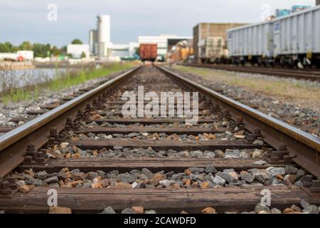 Bahnschienen in der Nähe eines Industriegebiets Stockfoto