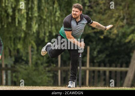 Potters Bar, Hertfordshire, Großbritannien. August 2020. Action Shot As Potters Bar (blaues Set) Nehmen Sie Hoddesdon (graues Set am Spaziergang, Potters Bar. David Rowe/ Alamy Live News. Stockfoto