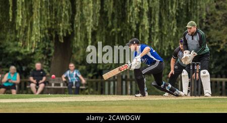 Potters Bar, Hertfordshire, Großbritannien. August 2020. Action Shot As Potters Bar (blaues Set) Nehmen Sie Hoddesdon (graues Set am Spaziergang, Potters Bar. David Rowe/ Alamy Live News. Stockfoto