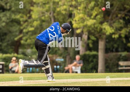 Potters Bar, Hertfordshire, Großbritannien. August 2020. Action Shot As Potters Bar (blaues Set) Nehmen Sie Hoddesdon (graues Set am Spaziergang, Potters Bar. David Rowe/ Alamy Live News. Stockfoto