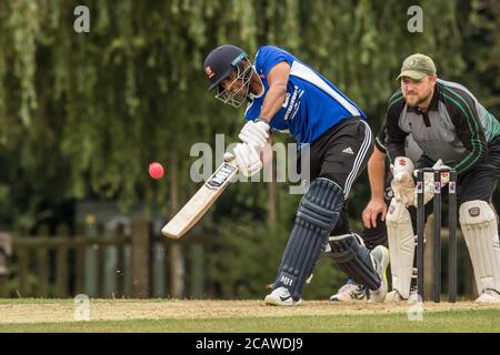 Potters Bar, Hertfordshire, Großbritannien. August 2020. Action Shot As Potters Bar (blaues Set) Nehmen Sie Hoddesdon (graues Set am Spaziergang, Potters Bar. David Rowe/ Alamy Live News. Stockfoto