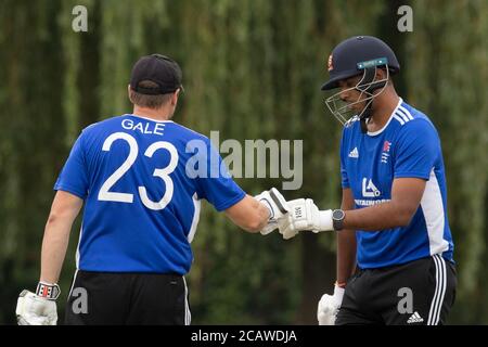 Potters Bar, Hertfordshire, Großbritannien. August 2020. Action Shot As Potters Bar (blaues Set) Nehmen Sie Hoddesdon (graues Set am Spaziergang, Potters Bar. David Rowe/ Alamy Live News. Stockfoto