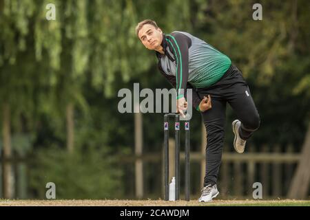 Potters Bar, Hertfordshire, Großbritannien. August 2020. Action Shot As Potters Bar (blaues Set) Nehmen Sie Hoddesdon (graues Set am Spaziergang, Potters Bar. David Rowe/ Alamy Live News. Stockfoto