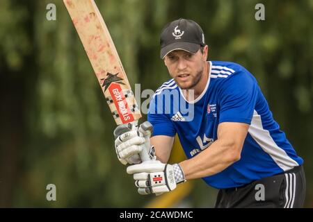 Potters Bar, Hertfordshire, Großbritannien. August 2020. Action Shot As Potters Bar (blaues Set) Nehmen Sie Hoddesdon (graues Set am Spaziergang, Potters Bar. David Rowe/ Alamy Live News. Stockfoto