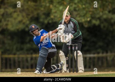 Potters Bar, Hertfordshire, Großbritannien. August 2020. Action Shot As Potters Bar (blaues Set) Nehmen Sie Hoddesdon (graues Set am Spaziergang, Potters Bar. David Rowe/ Alamy Live News. Stockfoto