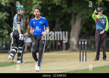 Potters Bar, Hertfordshire, Großbritannien. August 2020. Action Shot As Potters Bar (blaues Set) Nehmen Sie Hoddesdon (graues Set am Spaziergang, Potters Bar. David Rowe/ Alamy Live News. Stockfoto