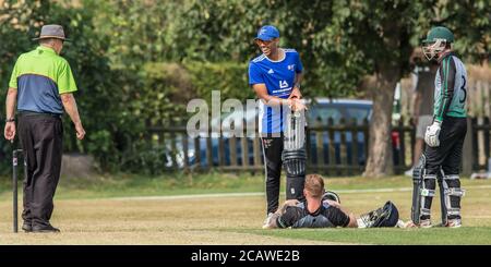 Potters Bar, Hertfordshire, Großbritannien. August 2020. Action Shot As Potters Bar (blaues Set) Nehmen Sie Hoddesdon (graues Set am Spaziergang, Potters Bar. David Rowe/ Alamy Live News. Stockfoto