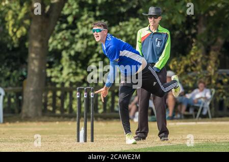 Potters Bar, Hertfordshire, Großbritannien. August 2020. Action Shot As Potters Bar (blaues Set) Nehmen Sie Hoddesdon (graues Set am Spaziergang, Potters Bar. David Rowe/ Alamy Live News. Stockfoto