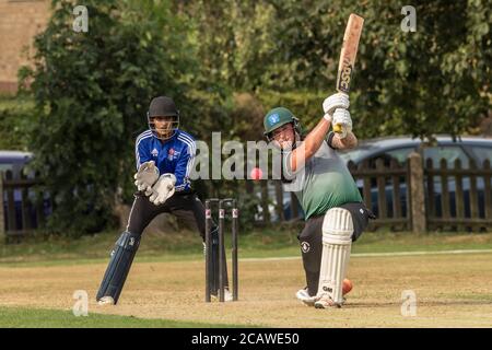 Potters Bar, Hertfordshire, Großbritannien. August 2020. Action Shot As Potters Bar (blaues Set) Nehmen Sie Hoddesdon (graues Set am Spaziergang, Potters Bar. David Rowe/ Alamy Live News. Stockfoto