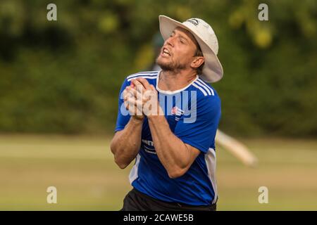 Potters Bar, Hertfordshire, Großbritannien. August 2020. Action Shot As Potters Bar (blaues Set) Nehmen Sie Hoddesdon (graues Set am Spaziergang, Potters Bar. David Rowe/ Alamy Live News. Stockfoto