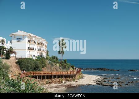 Senda Litoral, Holzsteg, Fußweg, Strandpromenade, die Strände der Costa del Sol, La Cala, Andalusien, Spanien. Stockfoto