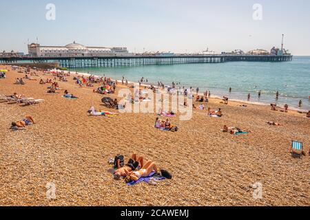 Brighton UK, 7. August 2020: Menschen genießen einen heißen - sonnigen Tag am Brighton's Palace Pier Stockfoto