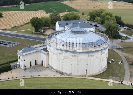 WATERLOO, BELGIEN, 3. AUGUST 2020: Das alte Panoramagebäude, vom Löwenhügel in Waterloo, Braine-l'Alleud. Es ist Teil des Museums Stockfoto