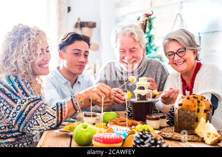 Familie mit drei Generationen genießen gemeinsam die Party zu Hause - weihnachtsschmuck und fröhliche fröhliche kaukasische Menschen mit verschiedenen Alter und XMA Stockfoto